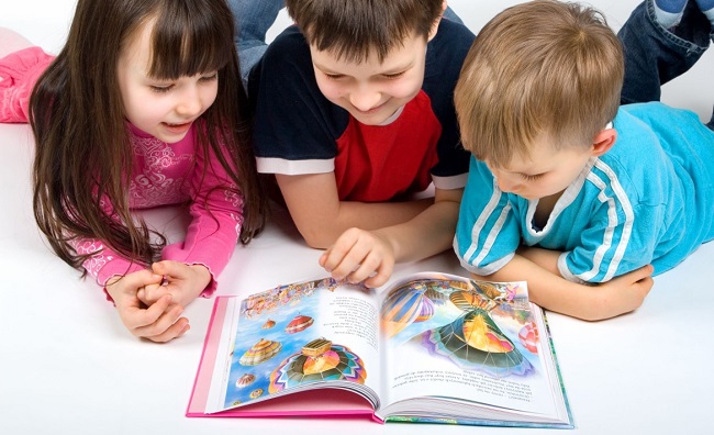 Waktu Tepat untuk Mengajarkan Anak Membaca | Merries - Popok Bayi No. 1