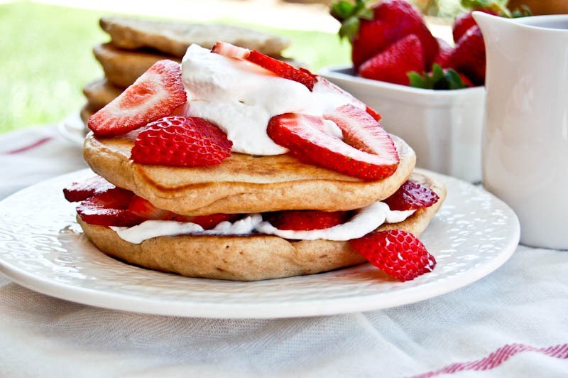 Pancake Susu Strawberry Cemilan Sehat untuk Keluarga