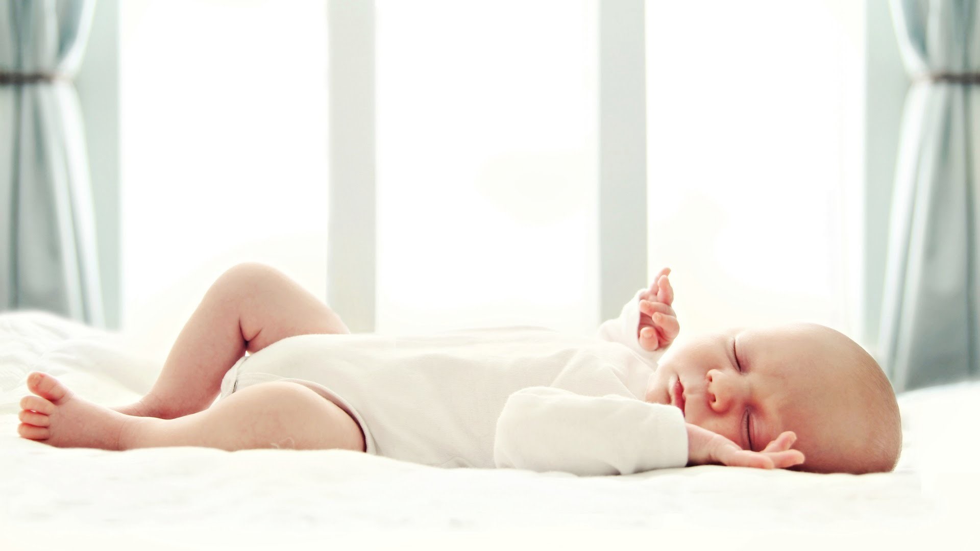 Cegah Bayi Menggelinding dari Kasur dengan Trik Sederhana Ini!