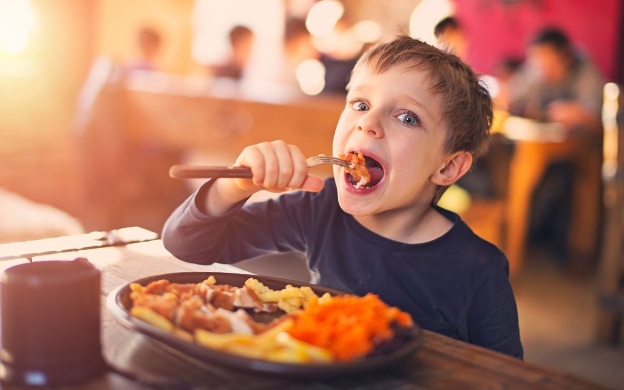 Aturan Makan yang Wajib Moms Terapkan Pada Si Kecil