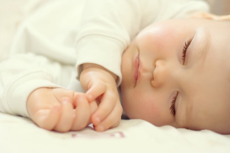 Bolehkah Si Kecil yang Baru Lahir Tidur di Kamar Berpendingin Ruangan?