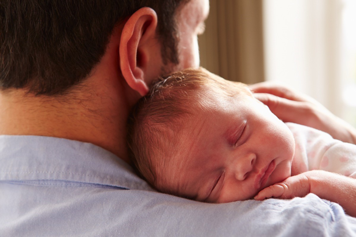 Hal-Hal Penting Inilah yang Sebaiknya Dads Lakukan Setelah Si Kecil Lahir