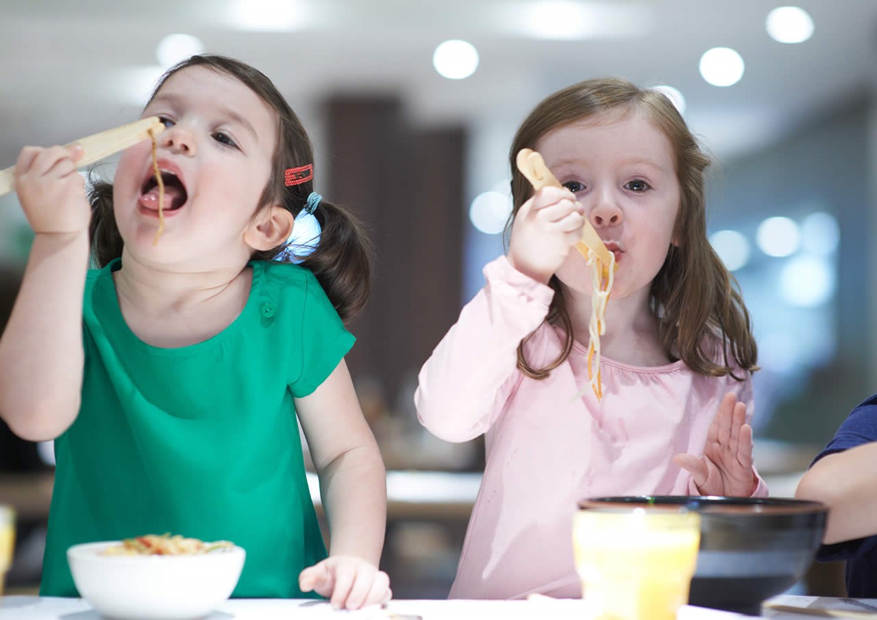 Haruskah Khawatir Si Kecil Hobi Makan Mie Instan Moms?