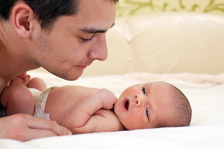 Jangan Ragu, Dads Juga Bisa Kok Memandikan Si Kecil yang Baru Lahir