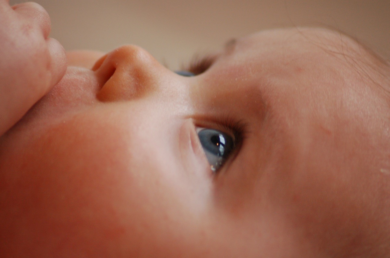 Kenapa Mata Bayi yang Baru Lahir Berair dan Lengket?