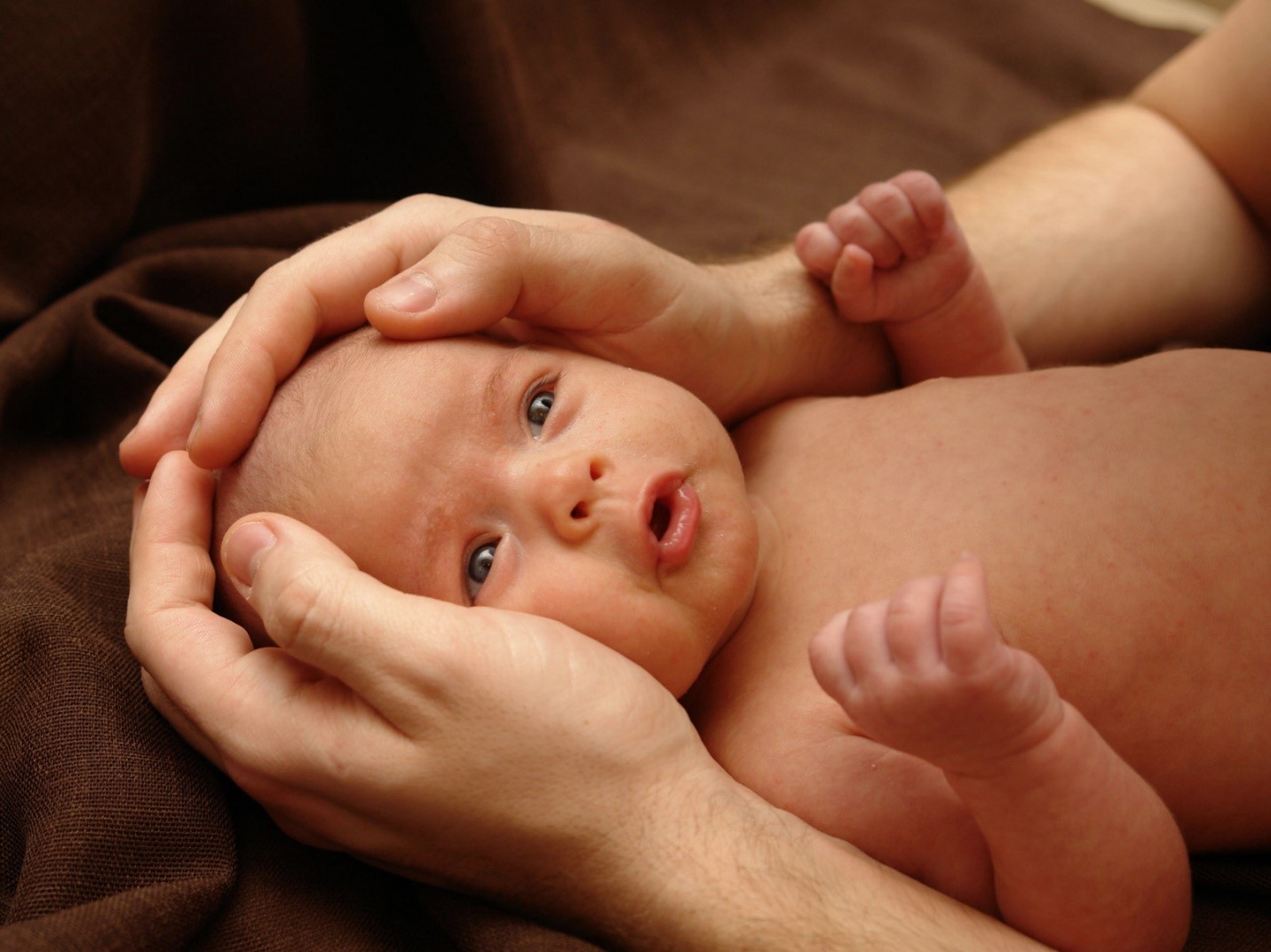 Si Kecil Baru Lahir? Pakai Cara Ini untuk Merawat Kulitnya Moms!