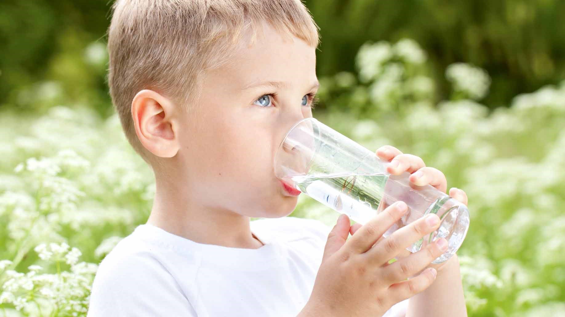 Tidak Cuma Orang Dewasa, Si Kecil Juga Jangan Kekurangan Minum Air Putih
