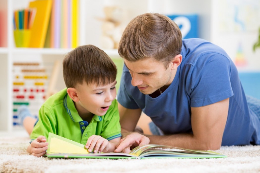 Tingkatkan Hubungan dengan Si Kecil Bisa dengan Membaca Buku Bersama Lho Dads