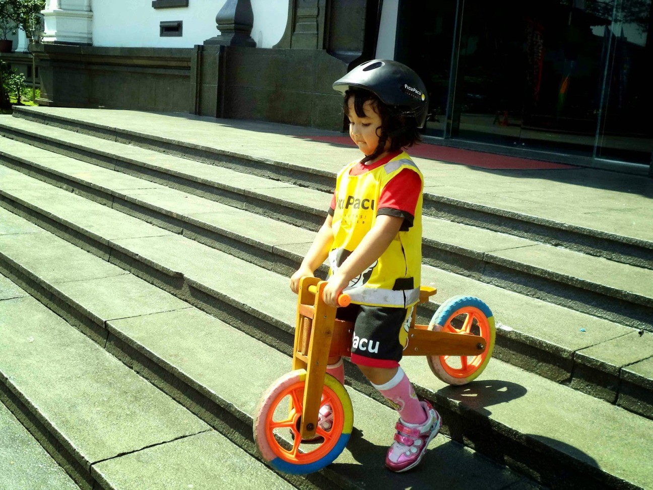 5 Perlengkapan yang Wajib Dipakai Si Kecil Saat Main Sepeda