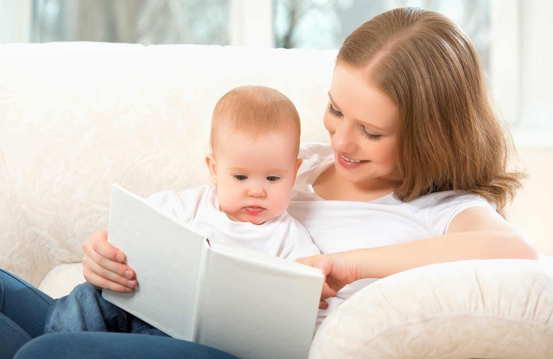 Rawat Si Kecil yang Lahir Prematur dengan Membacakan Buku