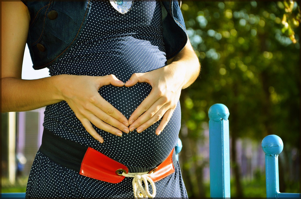 Risiko-Risiko Memijat Perut Selama Kehamilan Ini Perlu Moms Ketahui