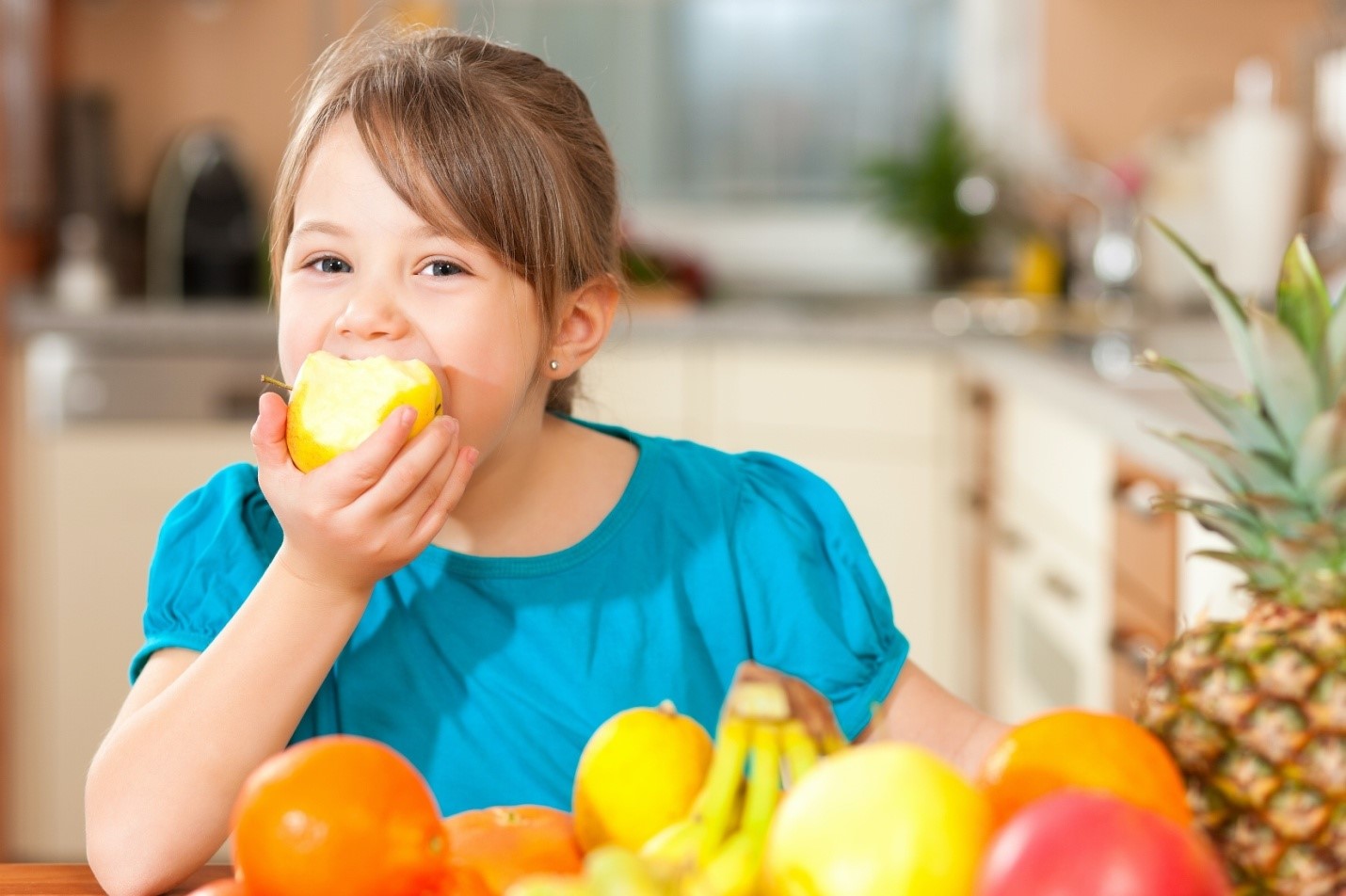 Anak Suka Makan Buah Memang Baik, Tapi Perlu Dibatasi